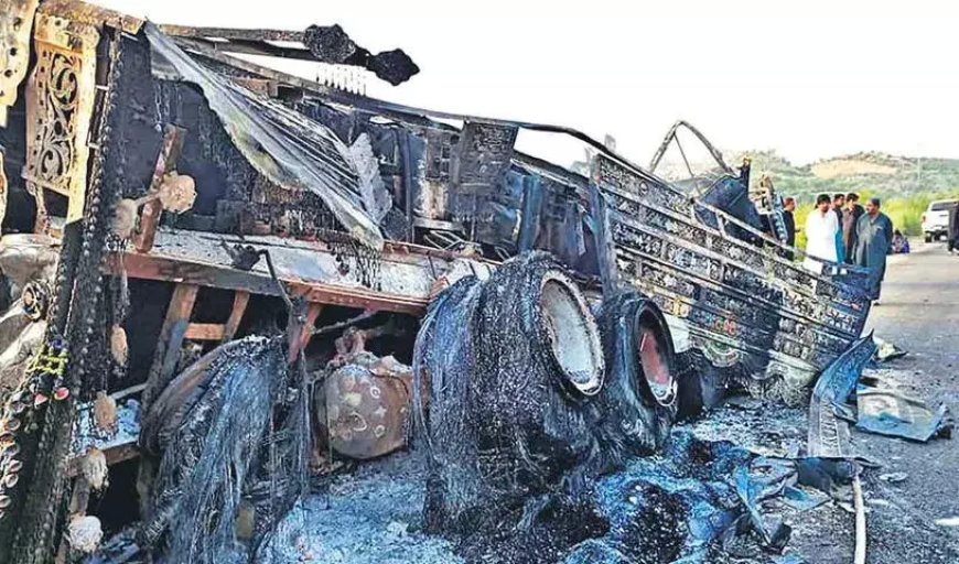 Pakistan: పాక్ లో ఉగ్రవాదుల ఘాతుకం, బస్సులోంచి దించి మరీ