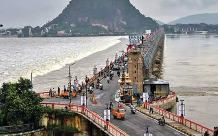 Prakasam Barrage: కృష్ణా నది ఉగ్రరూపం - రెండో ప్రమాద హెచ్చరిక