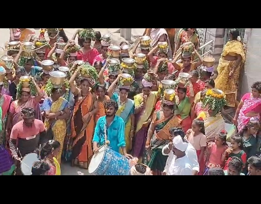 ముత్యాలమ్మ గ్రామ దేవతకు బోనాల సమర్పిస్తున్న భక్తులు