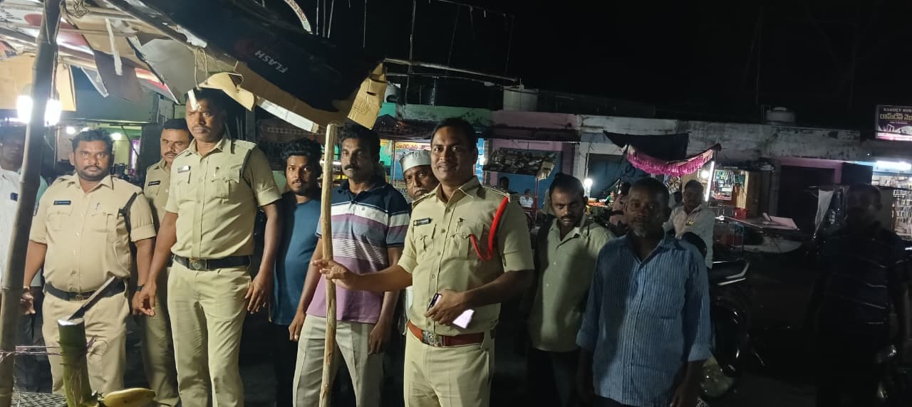 ట్రాఫిక్ ను క్లియర్ చేస్తున్న ఎస్ఐ నాగర్జున