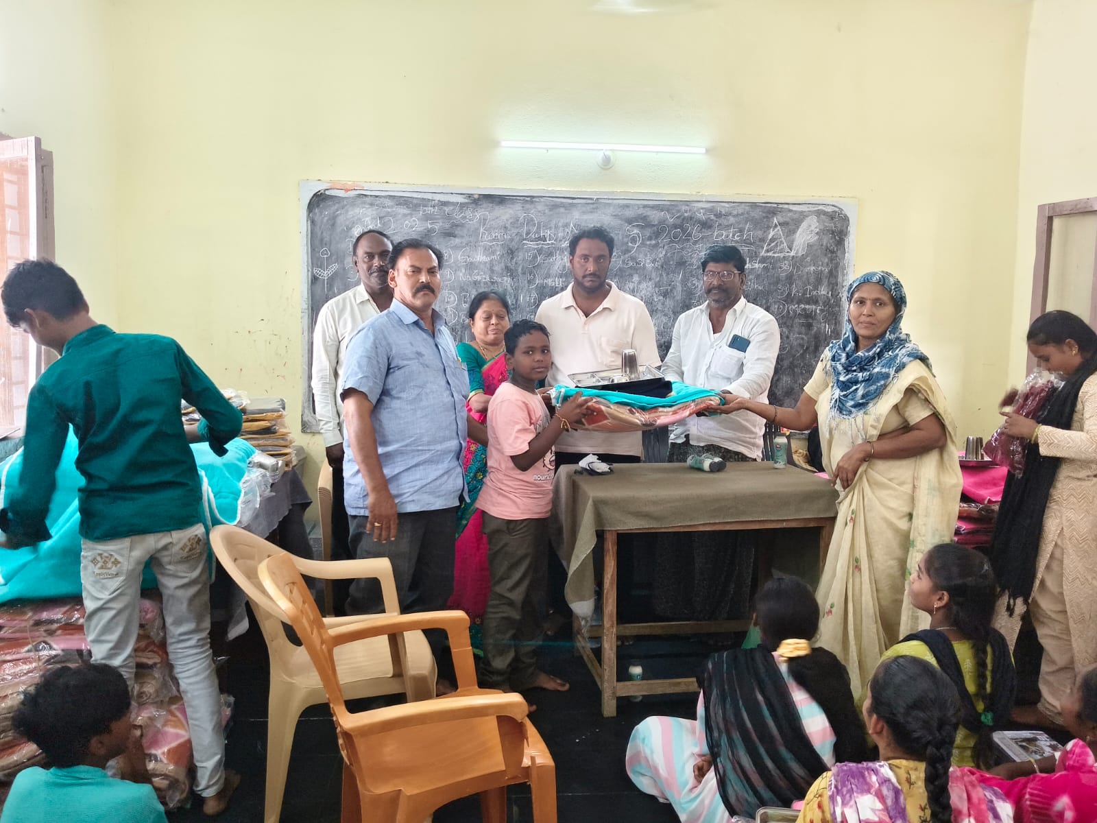 ఎస్సీ బాలుర బాలికల సంక్షేమ హాస్టల్ విద్యార్థులకు దుప్పట్లు పంపిణీ చేస్తున్న ఎం.రాజారెడ్డి